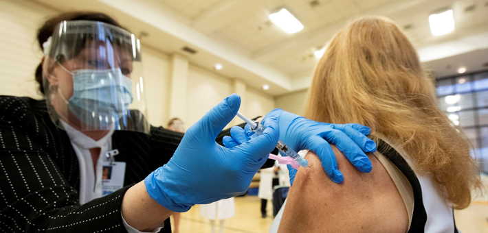 وزارة الصحة تلغي شرطي العنوان وبلد السكن لتلقي اللقاح