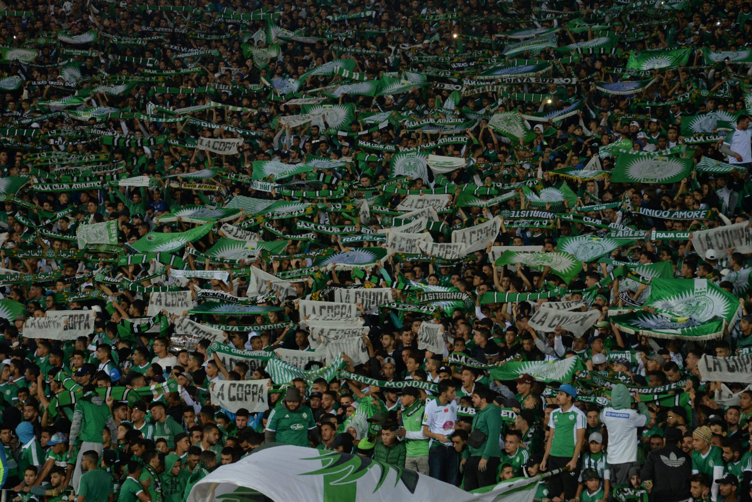 رغم الطوارئ الصحية.. جماهير الرجاء تحتج أمام ملعب “الوازيس”فيديو