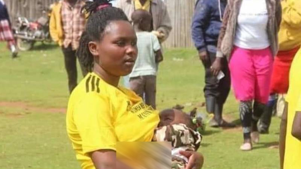 لاعبة ترضع طفلها بين الشوطين في إحدى المباريات بكينيا
