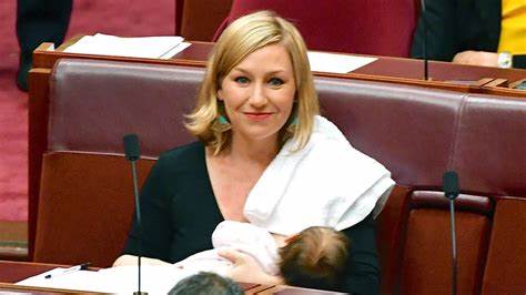 برلمانية برازيلية ترضع طفلتها خلال الجلسة