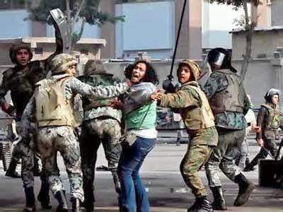 نيويورك تايمز: “في مصر، سيدات يتعرضن لانتهاكات جنسية في مراكز للشرطة”.