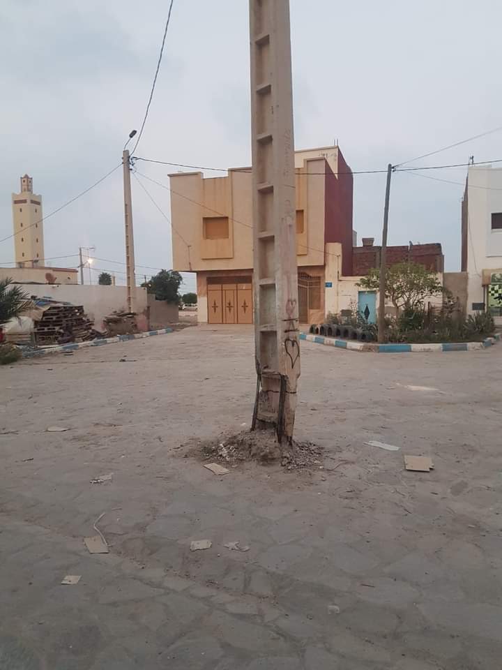 أعمدة اسمنتية متأكلة على الاسفلت في طرق ذات مسلكين بشوارع مدينة الناظور