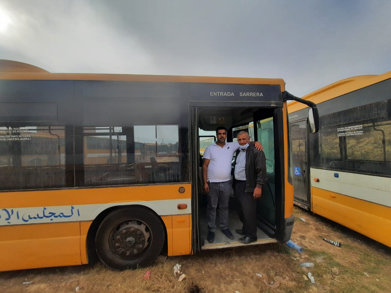جماعة الغديرة تتسلم حافلتين للنقل المدرسي من المجلس الاقليمي