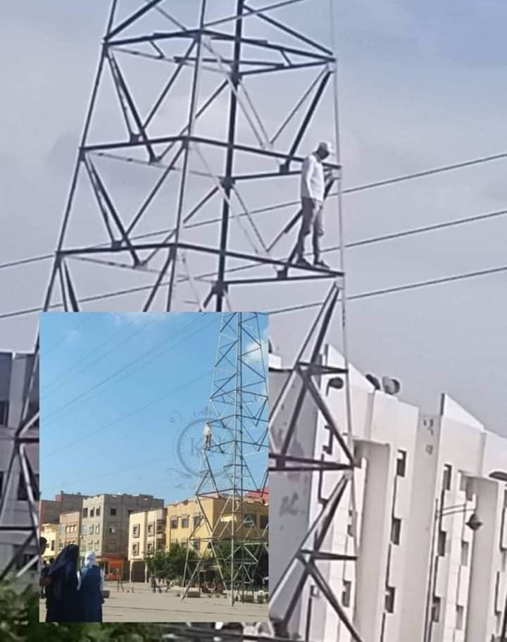  القنيطرة :احباط محاولة انتحار شاب من اعلى لاقط هواىي كهربائي