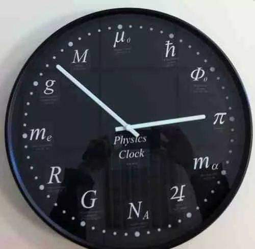 الحكومة تدرس إمكانية  إلغاء العمل بالساعة الإضافية والعودة إلى توقيت غرينيتش