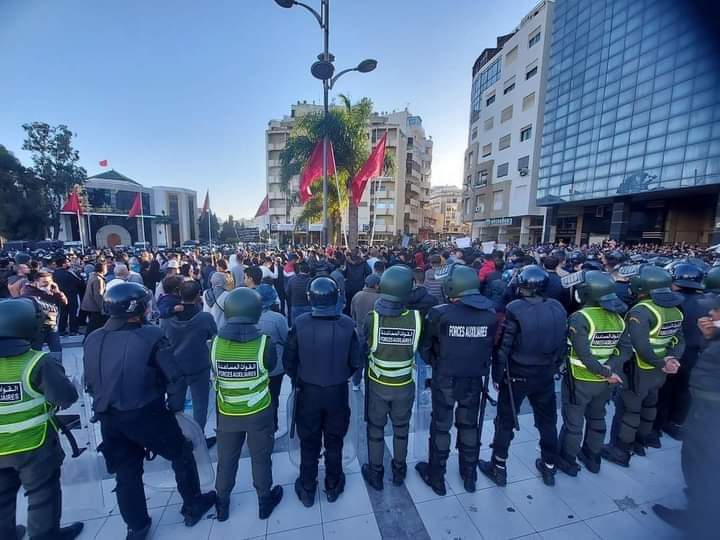 توقيف سبعة أشخاص من المحتجين ضد فرض جواز التلقيح بطنجة وهذه هي التهم الموجهة لهم