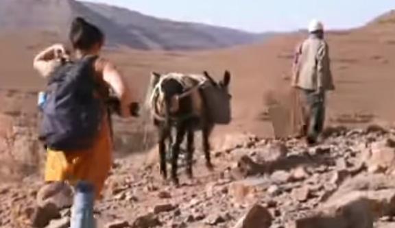 تصرف راعي غنم من المغرب العميق يثير إعجاب فرنسيتين بطريقته العفوية  وبكرم المغاربة