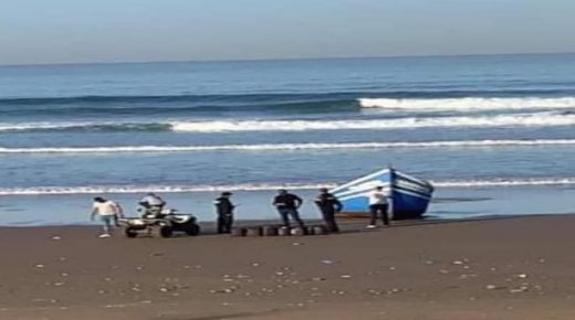 جنوح مركب للصيد البحري بشاطئ جماعة المهارزة الساحل بإقليم بالجديدة يستنفر السلطات