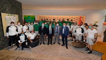 قبل الانتقال للمشاركة بالكان وفذ وزاري في زيارة تشجيعية للمنتخب الوطني لكرة القدم