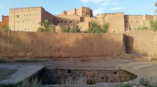 حفرةٌ مكشوفة للواد الحار تهدد سلامة الساكنة وتشوه جمالية ورزازات