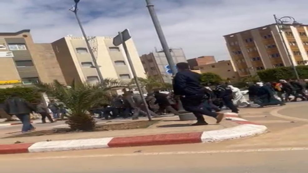 عائلة تتجول بجثة إبنها فوق “الشاريو” في شوارع تاوريرت إحتجاجا على المستشفى