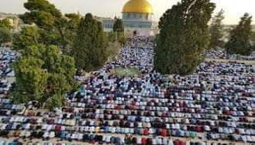 رغم اعتداءات القوات الاسرائلية.. 60 ألف فلسطيني يؤدون صلاة الجمعة الثانية من رمضان في المسجد الأقصى