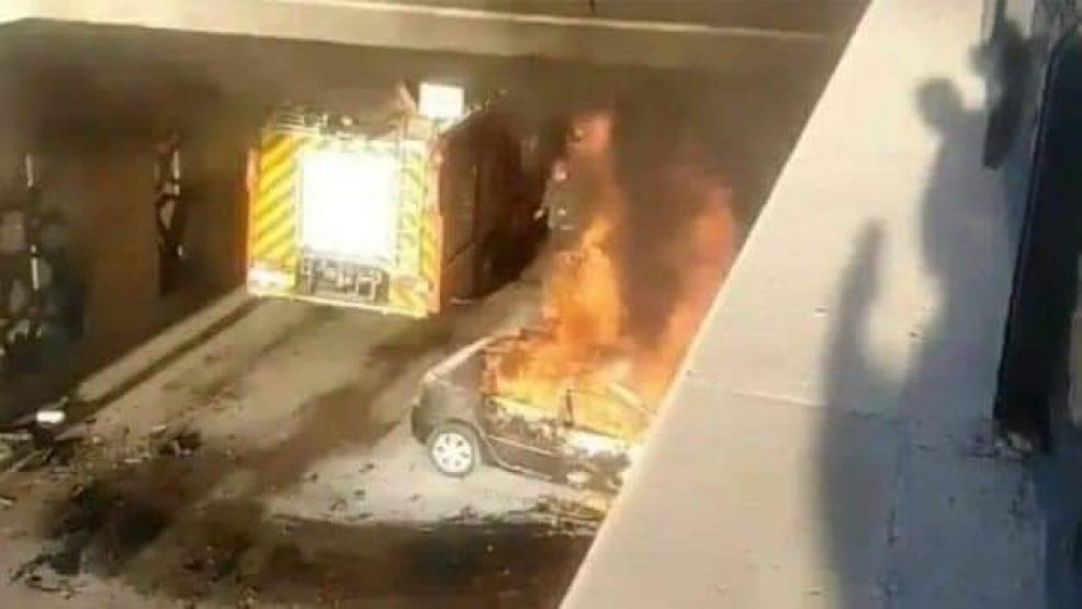 احتراق سيارة في حادثة سير خطيرة بطنجة ووفاة من بداخلها بشكل مأساوي