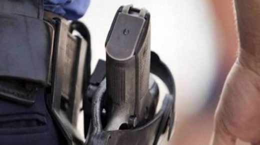 مقدم شرطة يشهر سلاحه لتوقيف شخصين أحدهما قاصر هدّدا حياة عناصر الأمن والمواطنين وألحقا خسائر بالترامواي في البيضاء