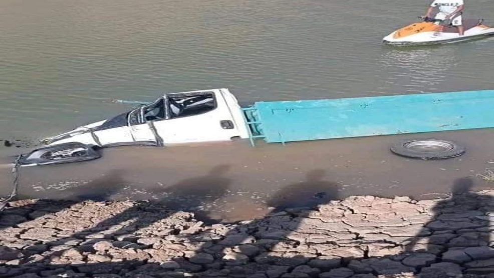 انتشال جثة سائق شاحنة و مرافقه سقطت بهما ببحيرة بين الويدان
