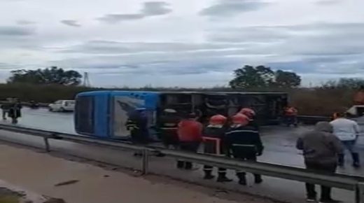 ٦3 مصابا إثر انقلاب حافلة لنقل الركاب قرب المحمدية