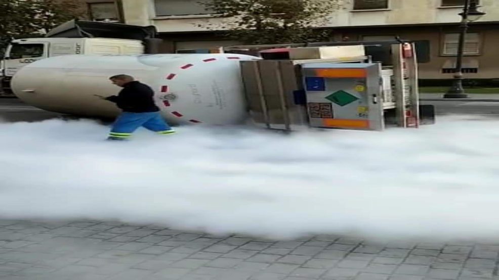 انقلاب شاحنة محملة بالأوكسجين بطنجة