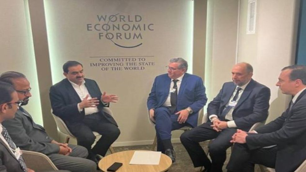 أخنوش في لقاء مستثمر هندي على هامش منتدى دافوس ومشروع ضخم للطاقة النظيفة قريبا في المغرب