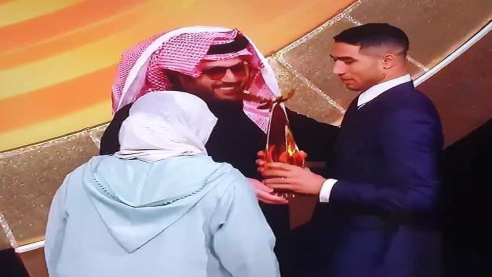 تتويج اللاعب أشرف حكيمي بجائزة أفضل رياضي عربي JOY” AWARDS”