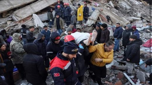 انتشال امرأة حية بعد 52 ساعة تحت الأنقاض في تركيا