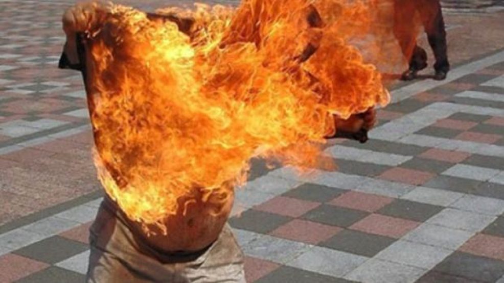 فتح تحقيق في قضية شخص أضرم النار في جسده داخل مقر شرطة