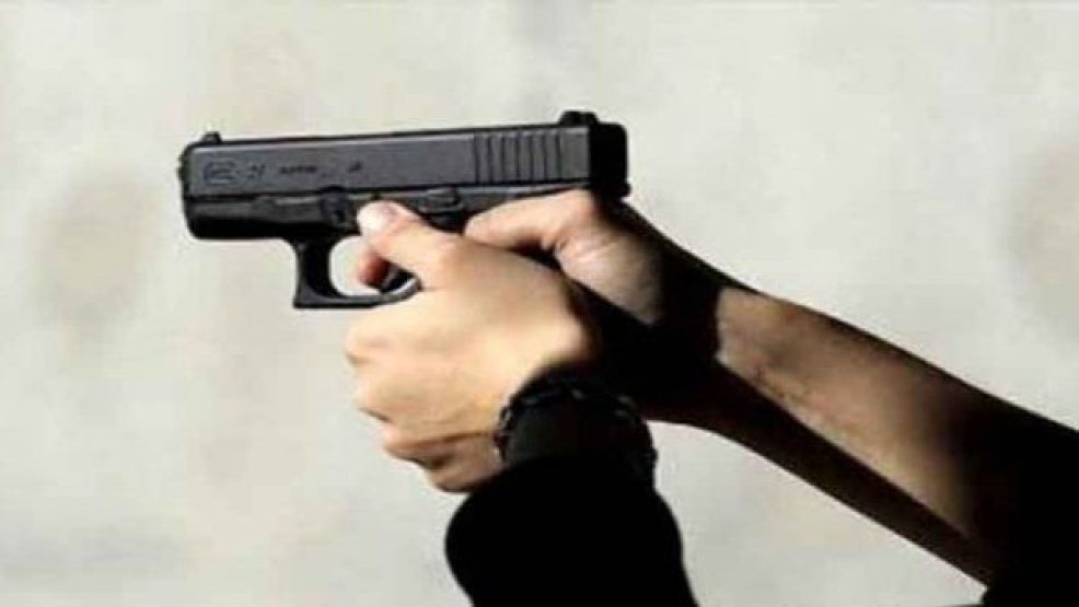 قلعة السراغنة: مقدم شرطة يستخدم سلاحه الوظيفي على شخص اعتدى على والدته وعناصر الشرطة بالسلاح الابيض