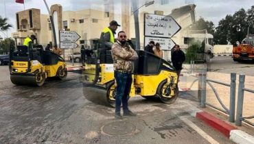 شاب يباشر باصلاحات طرقات مدينة سيدي وبنور  المهترئة