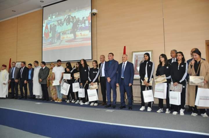 عامل اقليم  سيدي افني يترأس حفلا على شرف المتوجين في مسابقات علمية ورياضية