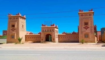 رئيس جماعة  سوق الخميس ببومالن دادس يغلق وحدة فندقية!!!