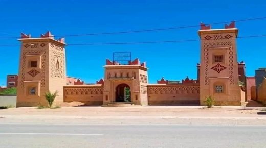 رئيس جماعة  سوق الخميس ببومالن دادس يغلق وحدة فندقية!!!