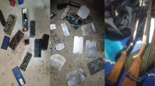 أمن اكادير يفكك عصابة متخصصة في سرقة السيارات  تمكنت عناصر المصلحة الولائية للشرطة القضائية بمدينة أكادير، مساء أمس الثلاثاء 7 مارس الجاري، من توقيف أربعة أشخاص تتراوح أعمارهم ما بين 29 و36 سنة، يشتبه في ارتباطهم بشبكة إجرامية تنشط في سرقة السيارات وتزوير لوحات ترقيمها. ويتحدد الأسلوب الإجرامي المتبع من طرف هذه الشبكة الإجرامية في كراء سيارات باستعمال وثائق تعريفية مزورة، قبل الاستيلاء عليها وتزوير لوحات ترقيمها، حيث أسفرت الأبحاث والتحريات المنجزة في هذه القضية عن تحديد هويات المشتبه فيهم وتوقيف ثلاثة من بينهم بمدينة أكادير، فيما تم توقيف المشتبه فيه الرابع خلال عملية أمنية جرى تنفيذها بالمنطقة القروية “ايدا وسملال”، التي تبعد بحوالي 180 كليومترا جنوب مدينة أكادير. وقد أسفرت هذه العملية الأمنية عن حجز سيارة أولى بمدينة تيزنيت، تحمل لوحة ترقيم مزورة ويشتبه في كونها متحصلة من إحدى عمليات السرقة، فيما مكنت عمليات التفتيش المنجزة بداخل ورشة يستغلها المشتبه فيهم بالمنطقة القروية “ايدا وسملال” من حجز سيارة ثانية ولوحتي ترقيم مزورتين وبندقيتين للصيد و280 عيار ناري، علاوة على مجموعة من أجزاء أرقام هياكل السيارات ومعدات ميكانيكية تستعمل في ارتكاب هذه الأفعال الإجرامية. وقد تم الاحتفاظ بالمشتبه فيهم تحت تدبير الحراسة النظرية رهن إشارة البحث الذي تشرف عليه النيابة العامة المختصة، وذلك لتحديد باقي امتدادات هذا النشاط الإجرامي، وكذا توقيف باقي المتورطين المحتملين في هذا النشاط الإجرامي