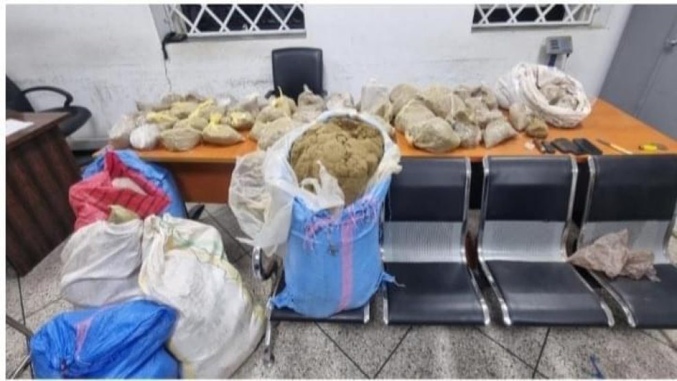 تطوان..تنسيق أميني يطيح بأربعة أشخاص بنقطة المراقبة أزلا بحوزتهم 280 كليواغرم من “الحشيش”