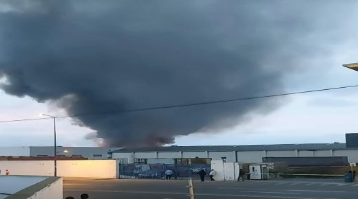 حريق مهول بالمنطقة الصناعية عين السبع يأتي على سلع مستوردة