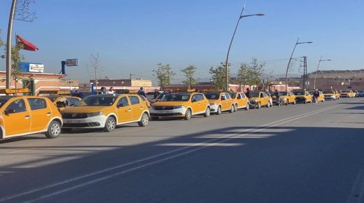 طاكسيات بني ملال يحتجون على عدم التجاوب مع مطالبهم
