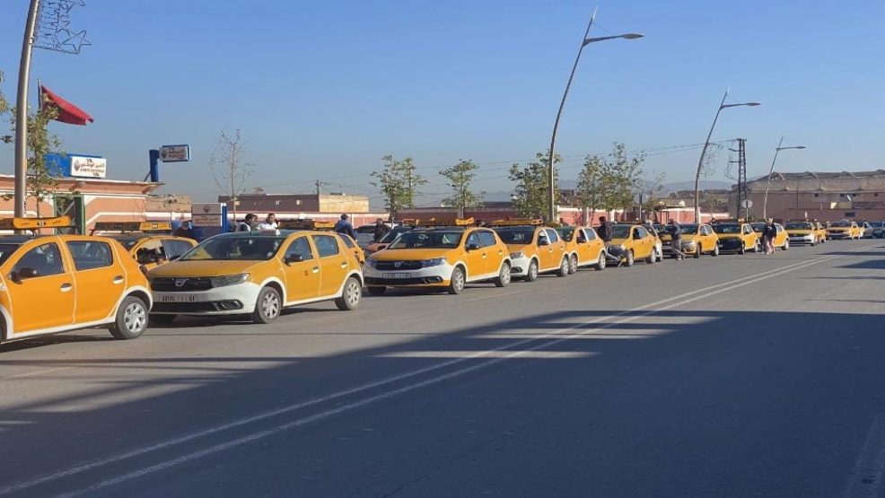 طاكسيات بني ملال يحتجون على عدم التجاوب مع مطالبهم