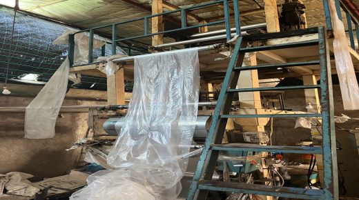 جمارك الجرف الأصفر تفكك مخزنا سريا لصنع أكياس البلاستيك المحضورة ضواحي ازمور