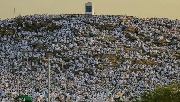 حشود من حجاج بيت الله تتوافد على صعيد عرفات