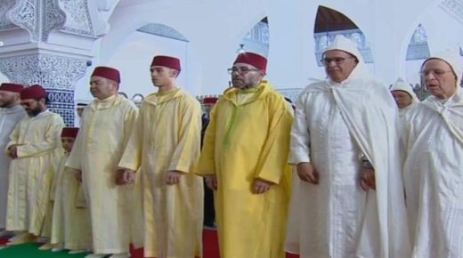 الملك محمد السادس يؤدي صلاة العيد بمسجد الحسن الثاني بتطوان