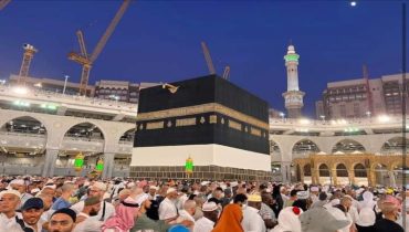 حجاج بيت الله الحرام يؤدون طواف الوداع