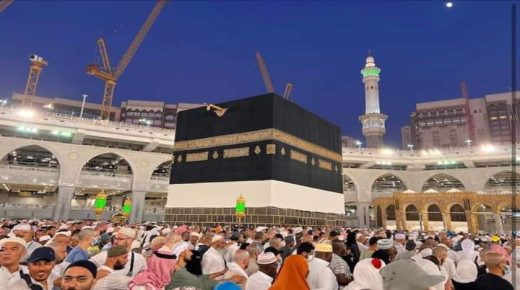 حجاج بيت الله الحرام يؤدون طواف الوداع