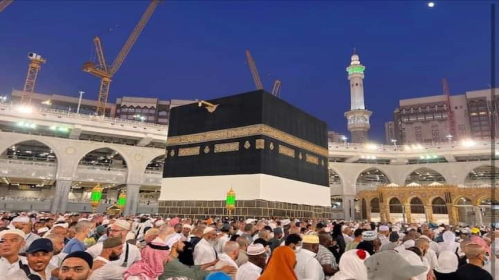 حجاج بيت الله الحرام يؤدون طواف الوداع