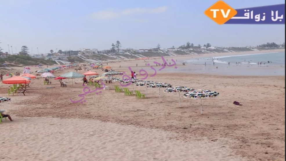 شاطئ سيدي بوزيد في قبضة سماسرة “المظلات والكراسي”