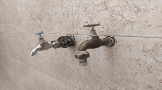 الماء المالح والانقطاع المتكرر يهدد ساكنة عين الشواطر اقليم فكيك