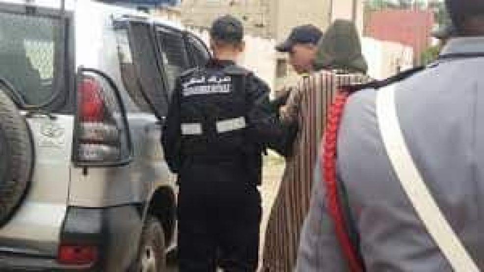 درك بن جرير يلقي القبض على احد المطلوبين للعدالة