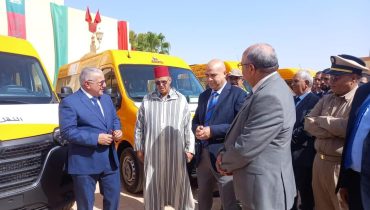 والي جهة درعة تافيلالت وعامل  الرشيدية يشرف على تسليم 8 حافلات للنقل المدرسي