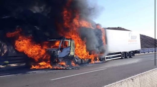 نيران تلتهم شاحنة للنقل الدولي قرب سطات‎