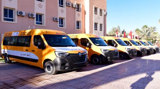 الرشيدية: توزيع حافلات للنقل المدرسي على جماعات الاقليم بمناسبة عيد الاستقلال المجيد