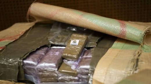 اقليم طاطا : الجيش يطلق النار لمطاردة بارونات المخدرات ويحجز كميات هامة من المخدرات في رزم كبيرة