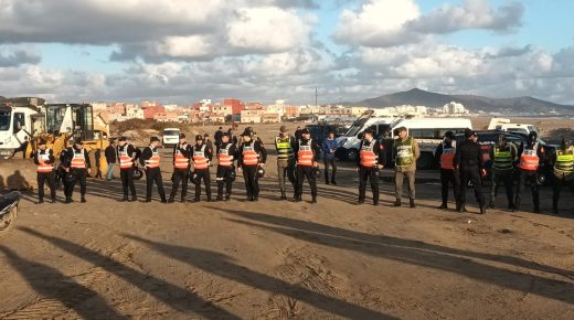 مارتيل ..السلطات تهدم بنايات عشوائية كانت تحتل الشاطىء