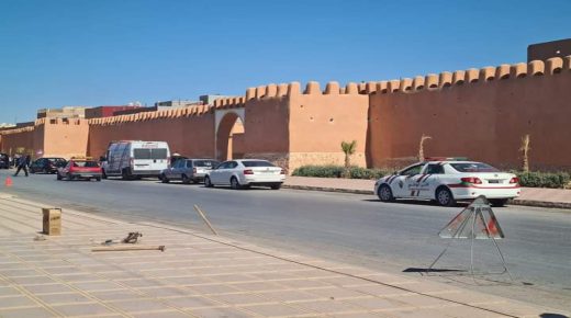 تيزنيت .. كتابات حائطية عن “أخنوش” و “إسكوبار الصحراء” تستنفر الأجهزة الأمنية و تتسبب في اعتقال مواطن